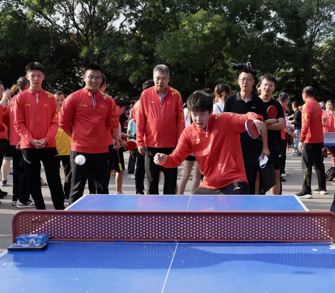 国乒到公园与居民切磋球技：马龙温柔挥拍，王
