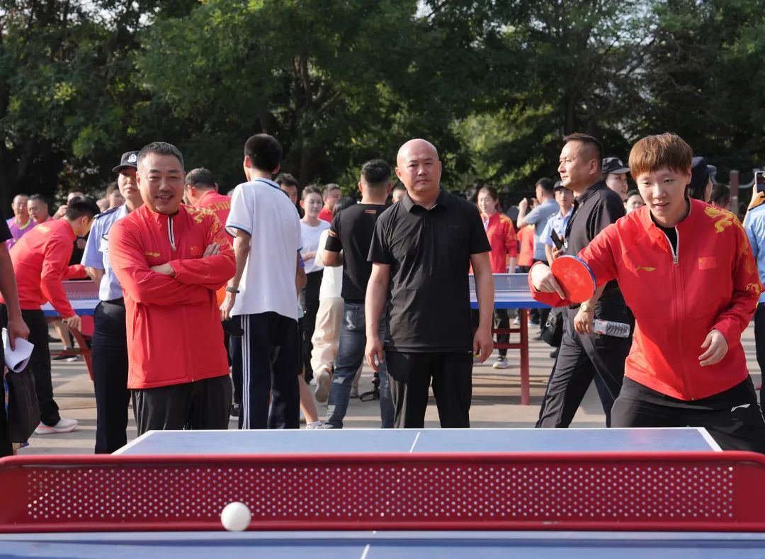 国乒到公园与居民切磋球技：马龙温柔挥拍，王