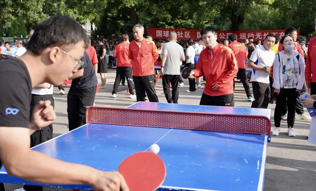 国乒到公园与居民切磋球技：马龙温柔挥拍，王