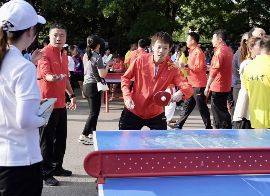 国乒到公园与居民切磋球技：马龙温柔挥拍，王