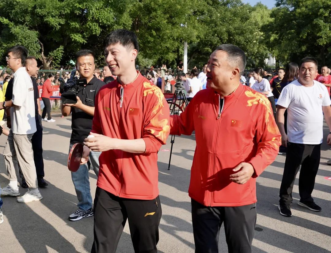 国乒到公园与居民切磋球技：马龙温柔挥拍，王