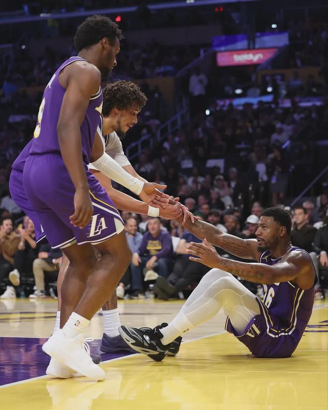 斯玛特防守核心价值凸显 湖人队内角色不可或缺