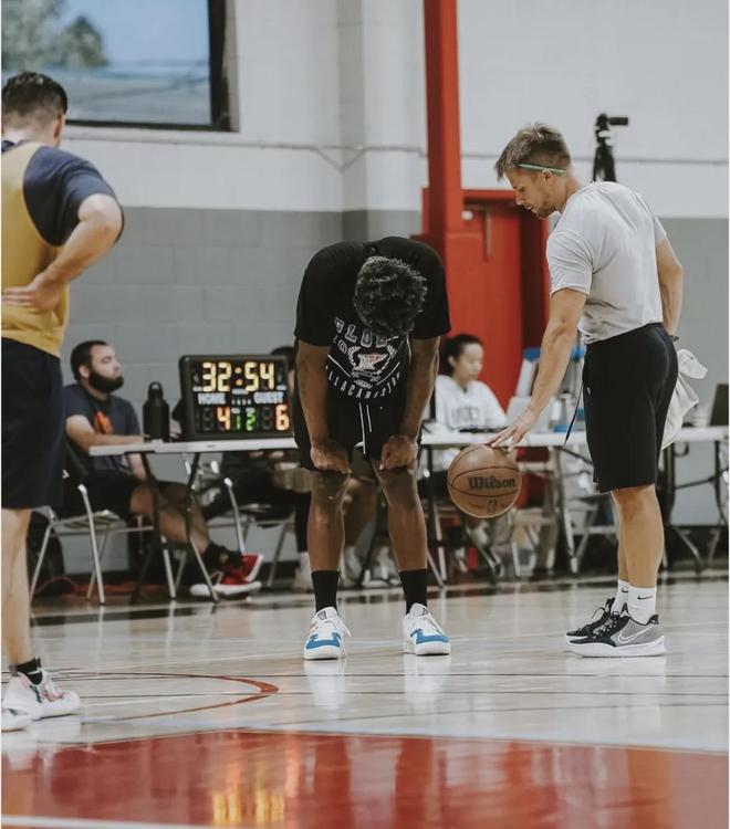 斯玛特防守核心价值凸显 湖人队内角色不可或缺