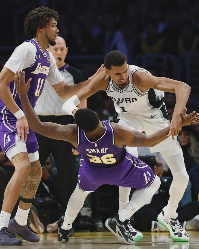 斯玛特防守核心价值凸显 湖人队内角色不可或缺
