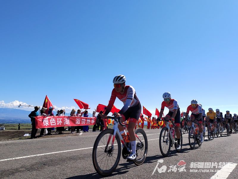 环湖赛美景与挑战并存 中外参赛车手齐称“太值