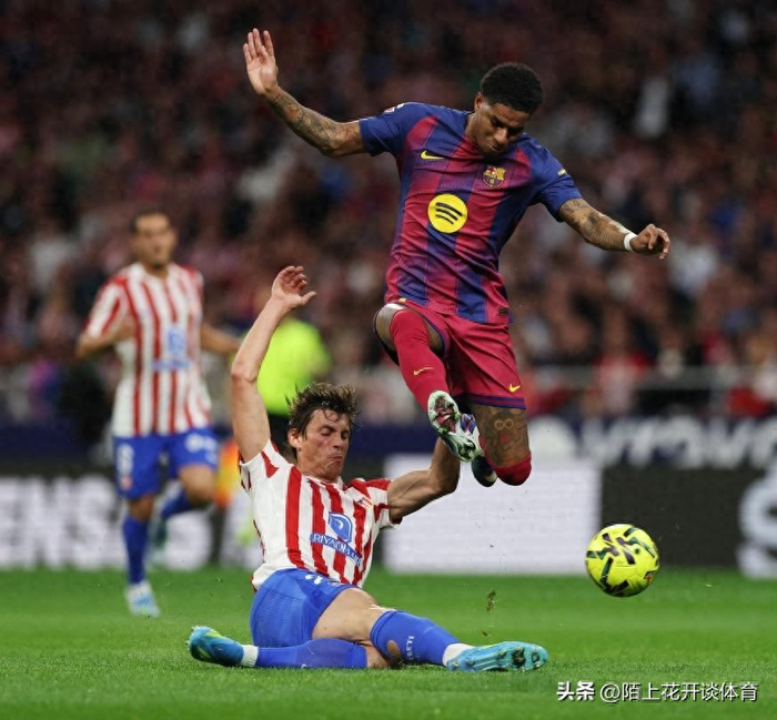 巴萨客场逆转马竞莱万绝杀登顶积分榜