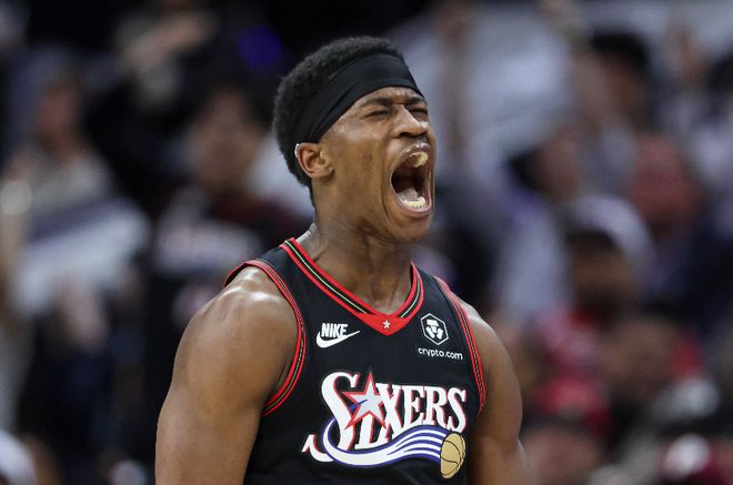 费城76人逆转魔术锁定东部第七季后赛席位