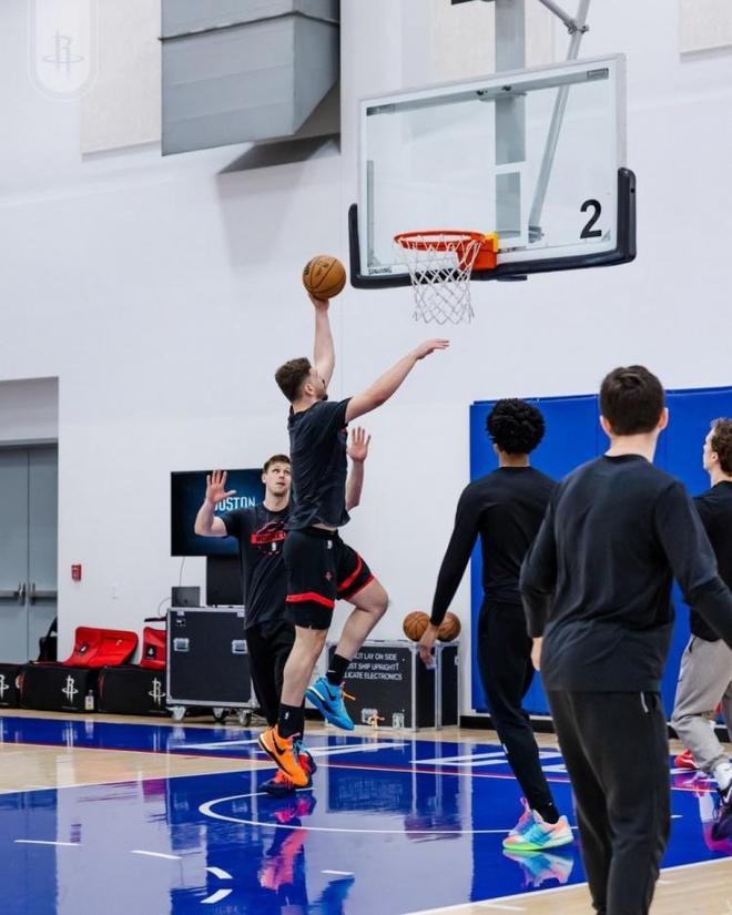 申京季后赛惨败湖人双塔 火箭交易筹码或成字母