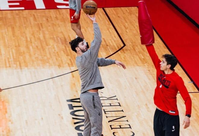 申京季后赛惨败湖人双塔 火箭交易筹码或成字母